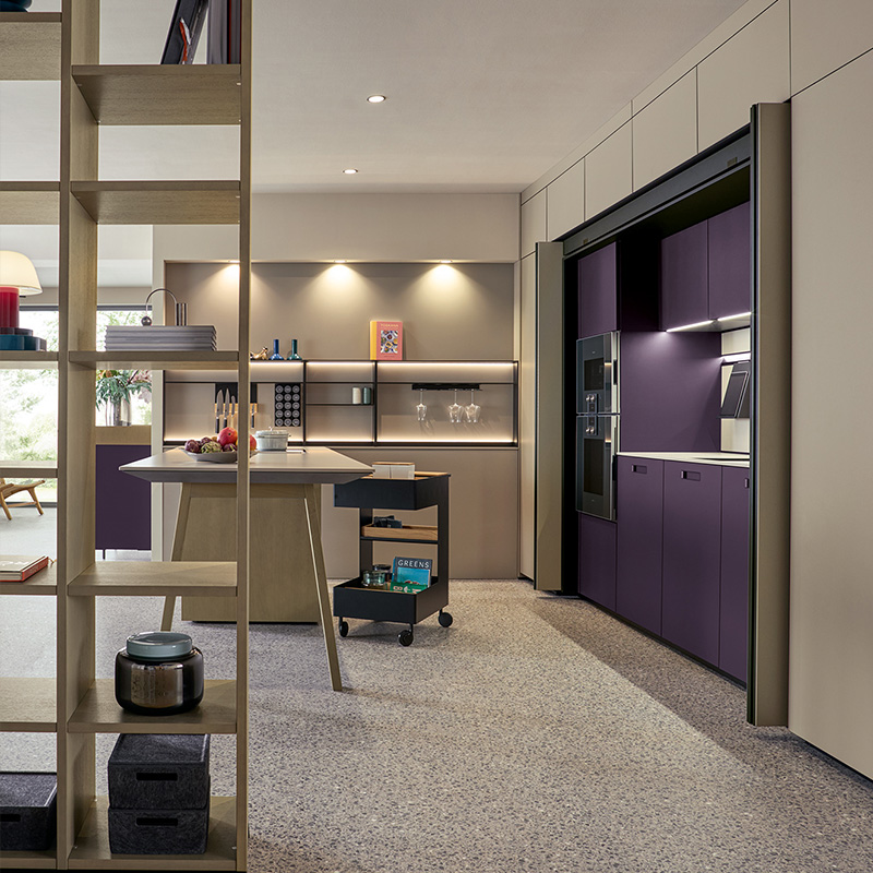 Anders Küche & Raum - Anischt einer next125 Küche mit lila Fronten und Kücheninsel.